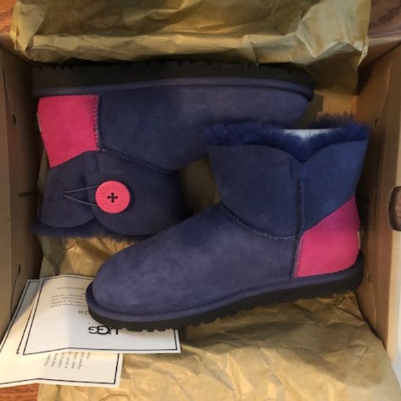 UGG Mini Bailey Button Shearling Boots. Real sheepskin boot. Size: 3 - Picture 6 of 9